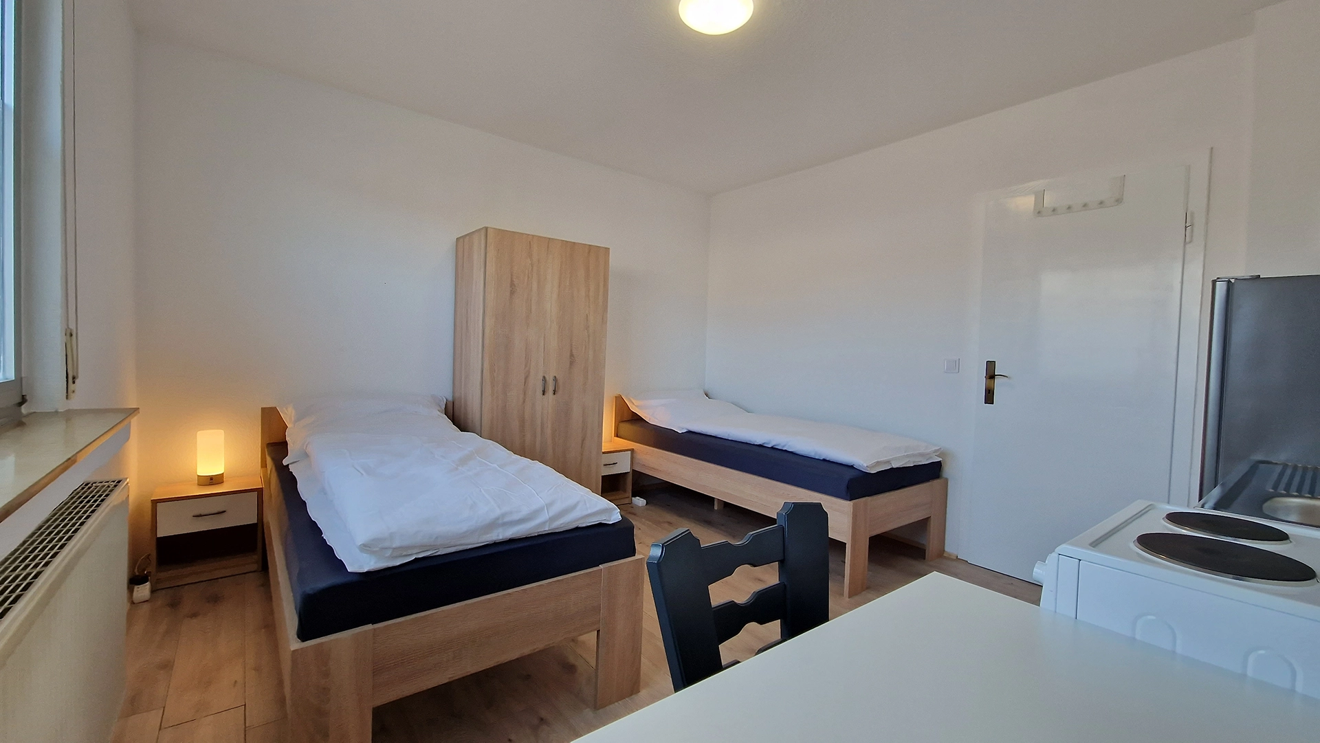 Großes Monteurzimmer mit zwei Betten